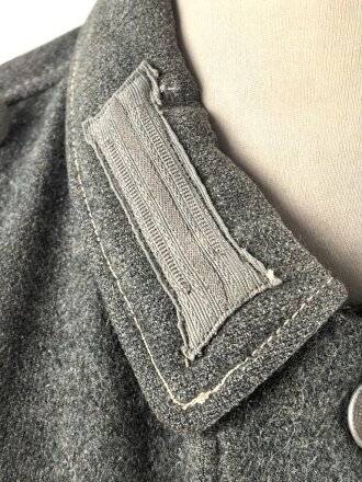 Heer, Feldbluse für Mannschaften Modell 1943. Getragenes Stück, die Kragenspiegel originalvernäht, der Brustadler könnte alt ergänzt sein, Kammerstempel siehe Foto