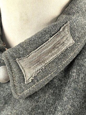 Heer, Feldbluse für Mannschaften Modell 1943. Getragenes Stück, die Kragenspiegel originalvernäht, der Brustadler könnte alt ergänzt sein, Kammerstempel siehe Foto