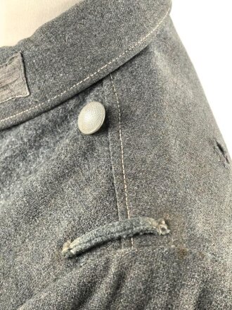 Heer, Feldbluse für Mannschaften Modell 1943. Getragenes Stück, die Kragenspiegel originalvernäht, der Brustadler könnte alt ergänzt sein, Kammerstempel siehe Foto