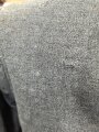 Heer, Feldbluse für Mannschaften Modell 1943. Getragenes Stück, die Kragenspiegel originalvernäht, der Brustadler könnte alt ergänzt sein, Kammerstempel siehe Foto