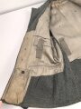 Heer, Feldbluse für Mannschaften Modell 1943. Getragenes Stück, die Kragenspiegel originalvernäht, der Brustadler könnte alt ergänzt sein, Kammerstempel siehe Foto