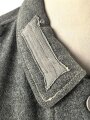Heer, Feldbluse für Mannschaften Modell 1943. Getragenes Stück, die Kragenspiegel originalvernäht, der Brustadler könnte alt ergänzt sein, Kammerstempel siehe Foto