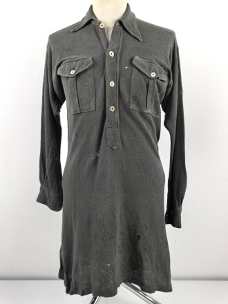 Vorschriftsmäßiges Feldhemd für Angehörige des Heeres. Getragenes Stück. Ausführung in grüngrau