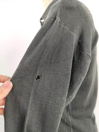 Vorschriftsmäßiges Feldhemd für Angehörige des Heeres. Getragenes Stück. Ausführung in grüngrau