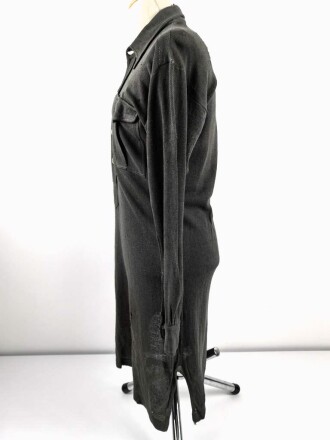 Vorschriftsmäßiges Feldhemd für Angehörige des Heeres. Getragenes Stück. Ausführung in grüngrau