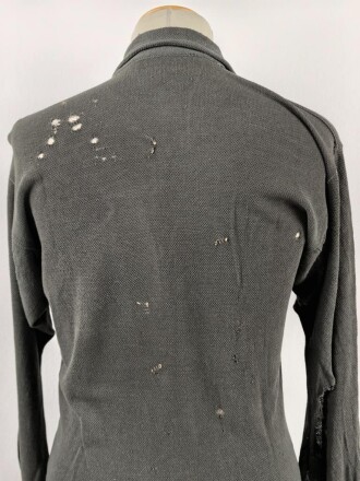 Vorschriftsmäßiges Feldhemd für Angehörige des Heeres. Getragenes Stück. Ausführung in grüngrau