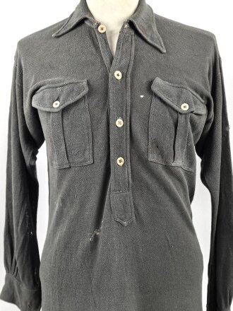 Vorschriftsmäßiges Feldhemd für Angehörige des Heeres. Getragenes Stück. Ausführung in grüngrau