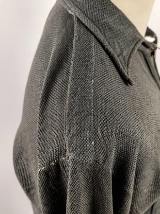 Vorschriftsmäßiges Feldhemd für Angehörige des Heeres. Getragenes Stück. Ausführung in grüngrau