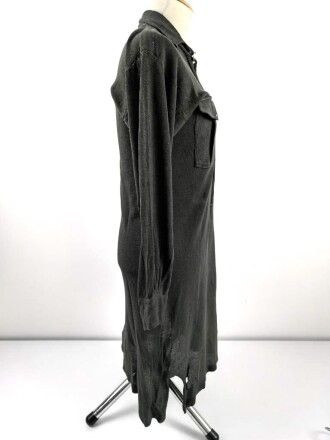 Vorschriftsmäßiges Feldhemd für Angehörige des Heeres. Getragenes Stück. Ausführung in grüngrau