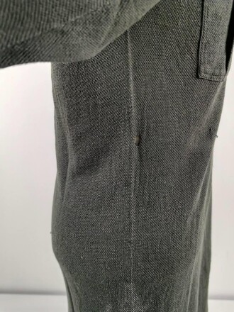 Vorschriftsmäßiges Feldhemd für Angehörige des Heeres. Getragenes Stück. Ausführung in grüngrau