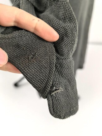 Vorschriftsmäßiges Feldhemd für Angehörige des Heeres. Getragenes Stück. Ausführung in grüngrau