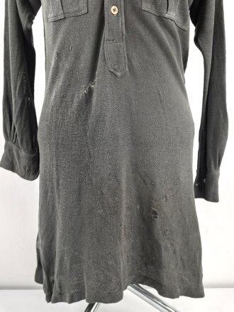 Vorschriftsmäßiges Feldhemd für Angehörige des Heeres. Getragenes Stück. Ausführung in grüngrau