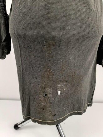 Vorschriftsmäßiges Feldhemd für Angehörige des Heeres. Getragenes Stück. Ausführung in grüngrau