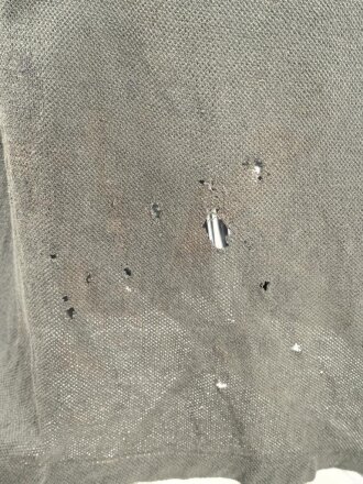 Vorschriftsmäßiges Feldhemd für Angehörige des Heeres. Getragenes Stück. Ausführung in grüngrau