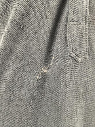 Vorschriftsmäßiges Feldhemd für Angehörige des Heeres. Getragenes Stück. Ausführung in grüngrau