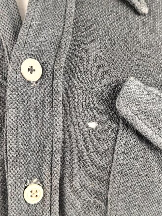 Vorschriftsmäßiges Feldhemd für Angehörige des Heeres. Getragenes Stück. Ausführung in grüngrau