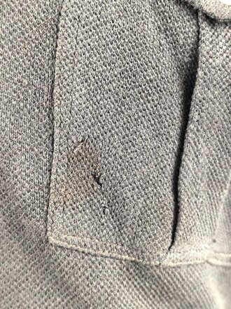 Vorschriftsmäßiges Feldhemd für Angehörige des Heeres. Getragenes Stück. Ausführung in grüngrau