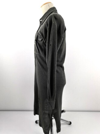 Vorschriftsmäßiges Feldhemd für Angehörige des Heeres. Getragenes Stück. Ausführung in grüngrau