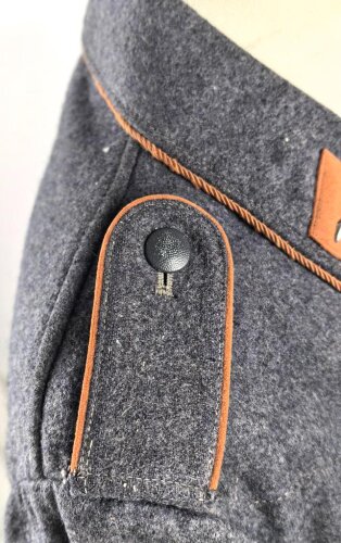 Luftwaffe, Fliegerbluse für einen Gefreiten der Luftnachrichtentruppe. Getragenes Stück in gutem Gesamtzustand, die Effekten original vernäht