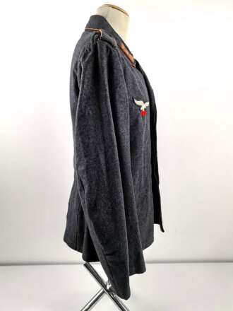 Luftwaffe, Fliegerbluse für einen Gefreiten der Luftnachrichtentruppe. Getragenes Stück in gutem Gesamtzustand, die Effekten original vernäht