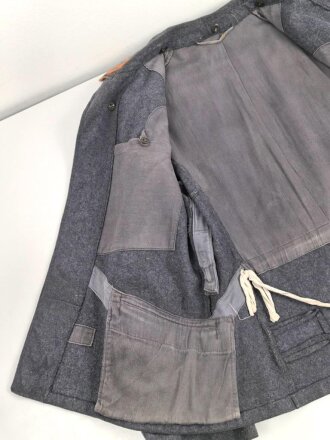 Luftwaffe, Fliegerbluse für einen Gefreiten der Luftnachrichtentruppe. Getragenes Stück in gutem Gesamtzustand, die Effekten original vernäht