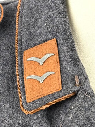 Luftwaffe, Fliegerbluse für einen Gefreiten der Luftnachrichtentruppe. Getragenes Stück in gutem Gesamtzustand, die Effekten original vernäht