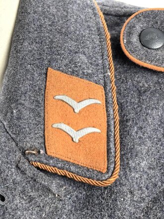 Luftwaffe, Fliegerbluse für einen Gefreiten der Luftnachrichtentruppe. Getragenes Stück in gutem Gesamtzustand, die Effekten original vernäht