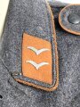 Luftwaffe, Fliegerbluse für einen Gefreiten der Luftnachrichtentruppe. Getragenes Stück in gutem Gesamtzustand, die Effekten original vernäht