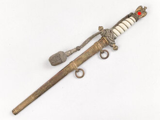 Dolch für Offiziere der Kriegsmarine, beidseitig geätzte, saubere Klinge von WKC, die Vergoldung meist vergangen, das Portepee mit Tragespuren