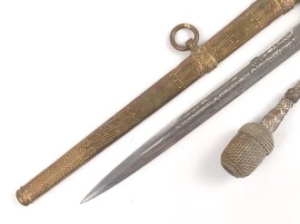 Dolch für Offiziere der Kriegsmarine, beidseitig geätzte, saubere Klinge von WKC, die Vergoldung meist vergangen, das Portepee mit Tragespuren