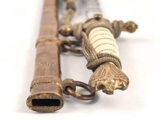 Dolch für Offiziere der Kriegsmarine, beidseitig geätzte, saubere Klinge von WKC, die Vergoldung meist vergangen, das Portepee mit Tragespuren