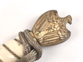 Dolch für Offiziere der Kriegsmarine, beidseitig geätzte, saubere Klinge von WKC, die Vergoldung meist vergangen, das Portepee mit Tragespuren