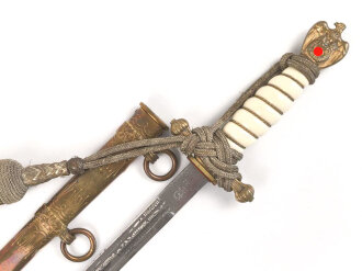 Dolch für Offiziere der Kriegsmarine, beidseitig geätzte, saubere Klinge von WKC, die Vergoldung meist vergangen, das Portepee mit Tragespuren