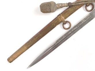 Dolch für Offiziere der Kriegsmarine, beidseitig geätzte, saubere Klinge von WKC, die Vergoldung meist vergangen, das Portepee mit Tragespuren