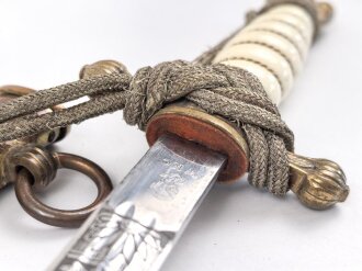 Dolch für Offiziere der Kriegsmarine, beidseitig geätzte, saubere Klinge von WKC, die Vergoldung meist vergangen, das Portepee mit Tragespuren