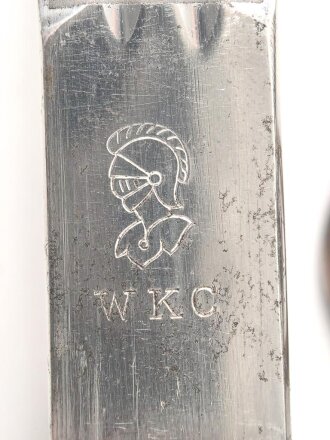 Dolch für Offiziere der Kriegsmarine, beidseitig geätzte, saubere Klinge von WKC, die Vergoldung meist vergangen, das Portepee mit Tragespuren