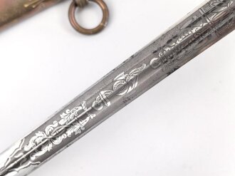 Dolch für Offiziere der Kriegsmarine, beidseitig geätzte, saubere Klinge von WKC, die Vergoldung meist vergangen, das Portepee mit Tragespuren