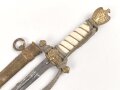 Dolch für Offiziere der Kriegsmarine, beidseitig geätzte, saubere Klinge von WKC, die Vergoldung meist vergangen, das Portepee mit Tragespuren
