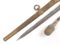 Dolch für Offiziere der Kriegsmarine, beidseitig geätzte, saubere Klinge von WKC, die Vergoldung meist vergangen, das Portepee mit Tragespuren