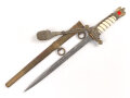 Dolch für Offiziere der Kriegsmarine, beidseitig geätzte, saubere Klinge von WKC, die Vergoldung meist vergangen, das Portepee mit Tragespuren