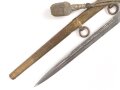 Dolch für Offiziere der Kriegsmarine, beidseitig geätzte, saubere Klinge von WKC, die Vergoldung meist vergangen, das Portepee mit Tragespuren