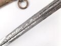 Dolch für Offiziere der Kriegsmarine, beidseitig geätzte, saubere Klinge von WKC, die Vergoldung meist vergangen, das Portepee mit Tragespuren