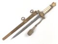 Dolch für Offiziere der Kriegsmarine, beidseitig geätzte, saubere Klinge von WKC, die Vergoldung meist vergangen, das Portepee mit Tragespuren