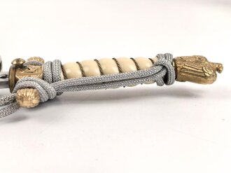 Dolch für Offiziere der Kriegsmarine, beidseitig geätzte, saubere Klinge von Eickhorn Solingen, die Vergoldung gut, Abschlussknauf sitzt nicht ganz fest