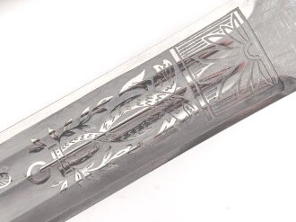 Dolch für Offiziere der Kriegsmarine, beidseitig geätzte, saubere Klinge von Eickhorn Solingen, die Vergoldung gut, Abschlussknauf sitzt nicht ganz fest
