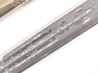 Dolch für Offiziere der Kriegsmarine, beidseitig geätzte, saubere Klinge von Eickhorn Solingen, die Vergoldung gut, Abschlussknauf sitzt nicht ganz fest