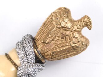 Dolch für Offiziere der Kriegsmarine, beidseitig geätzte, saubere Klinge von Eickhorn Solingen, die Vergoldung gut, Abschlussknauf sitzt nicht ganz fest
