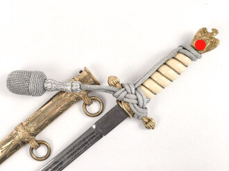 Dolch für Offiziere der Kriegsmarine, beidseitig geätzte, saubere Klinge von Eickhorn Solingen, die Vergoldung gut, Abschlussknauf sitzt nicht ganz fest