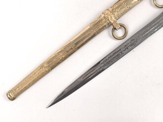 Dolch für Offiziere der Kriegsmarine, beidseitig geätzte, saubere Klinge von Eickhorn Solingen, die Vergoldung gut, Abschlussknauf sitzt nicht ganz fest