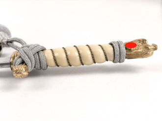 Dolch für Offiziere der Kriegsmarine, beidseitig geätzte, saubere Klinge von Eickhorn Solingen, die Vergoldung gut, Abschlussknauf sitzt nicht ganz fest